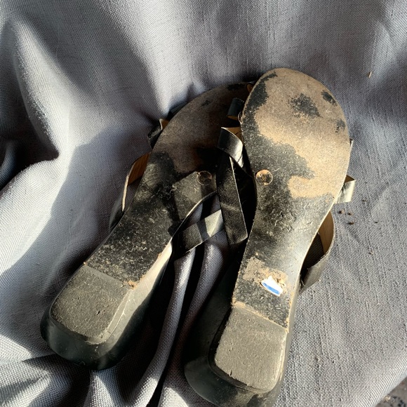 BCBG black funky flat staple sandal size 38 / 8. - Picture 5 of 5